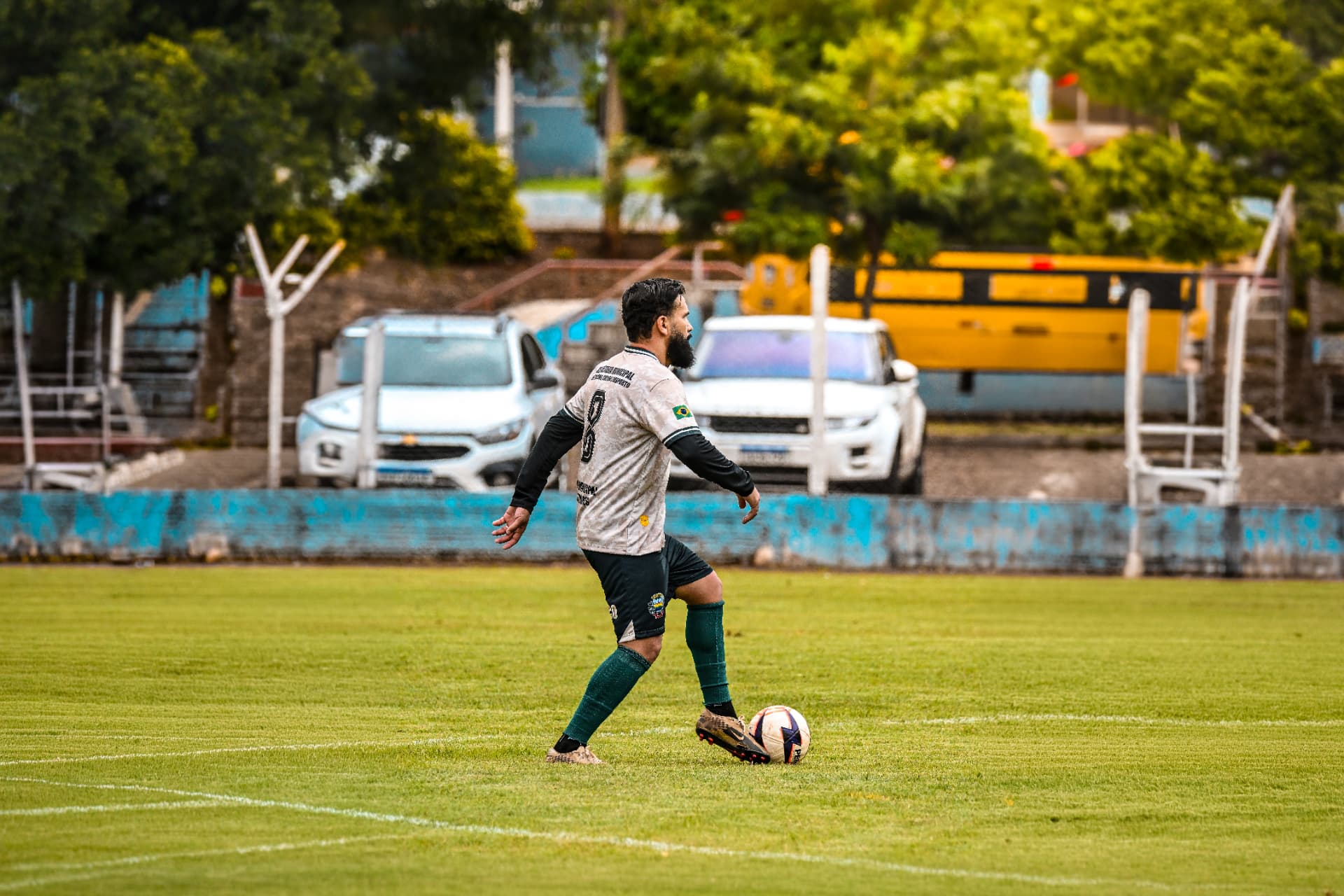 Capa Esportes — jogador de futebol em campo